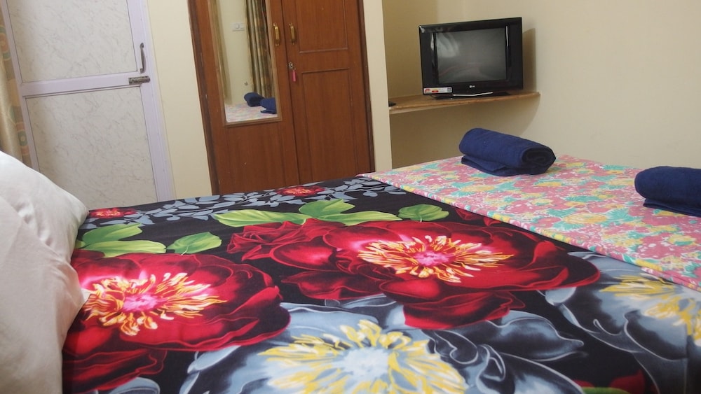 Yellow House — Hotel rooms in Vagator Beach, Goa