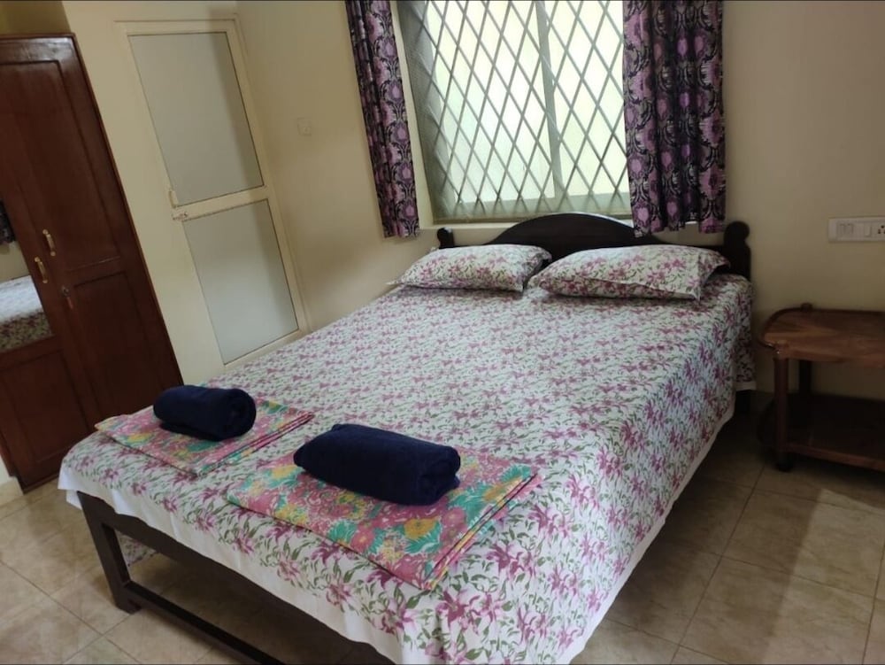 Yellow House — Hotel rooms in Vagator Beach, Goa