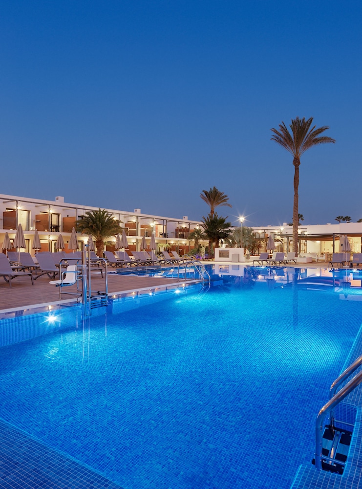 H10 Ocean Dreams Boutique Hotel - Adults Only — Swimming pool in Corralejo, Canary Islands