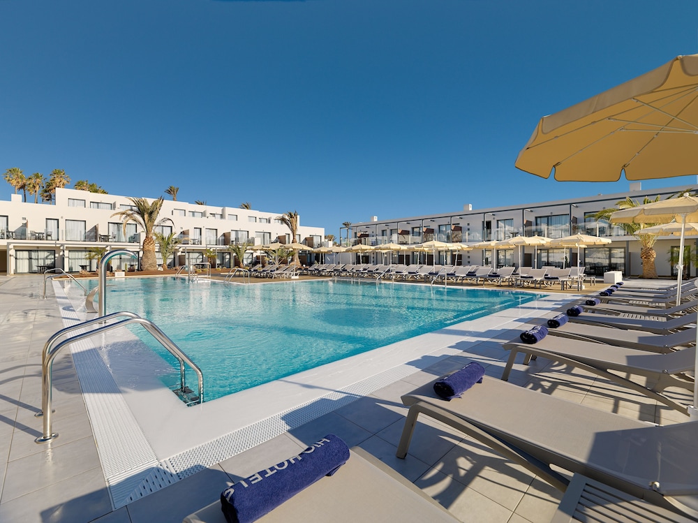 H10 Ocean Dreams Boutique Hotel - Adults Only — Swimming pool in Corralejo, Canary Islands
