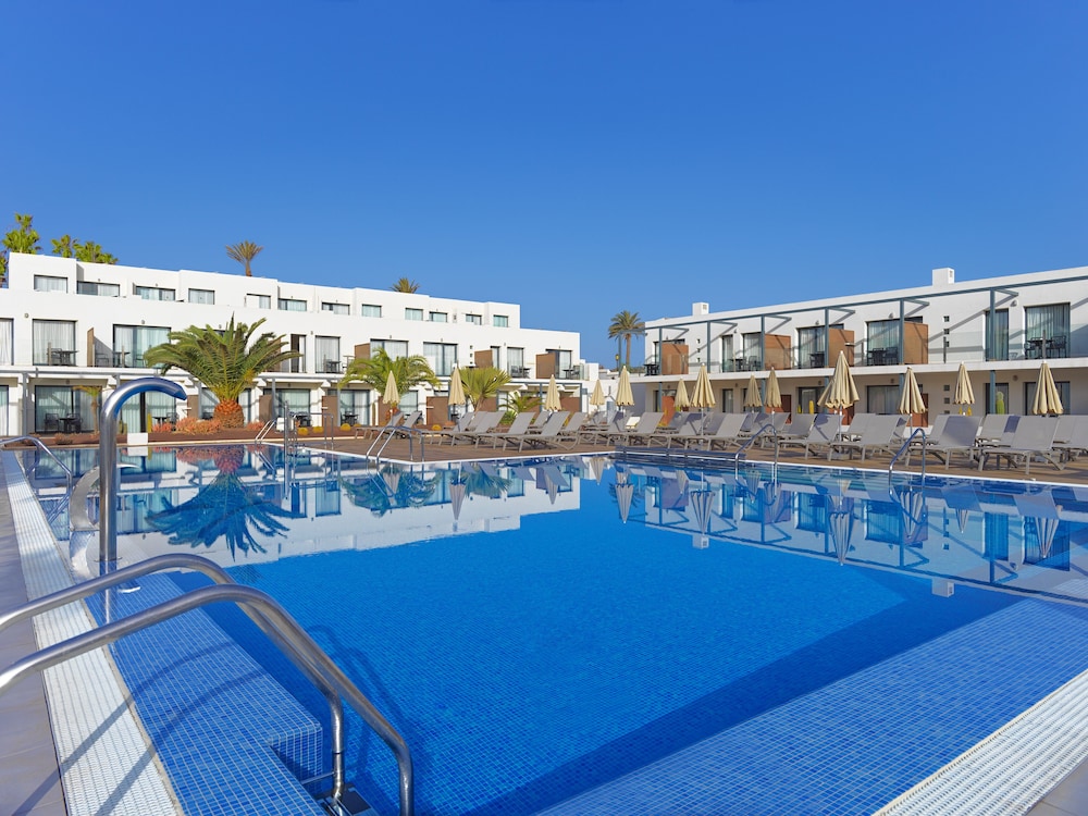 H10 Ocean Dreams Boutique Hotel - Adults Only — Swimming pool in Corralejo, Canary Islands