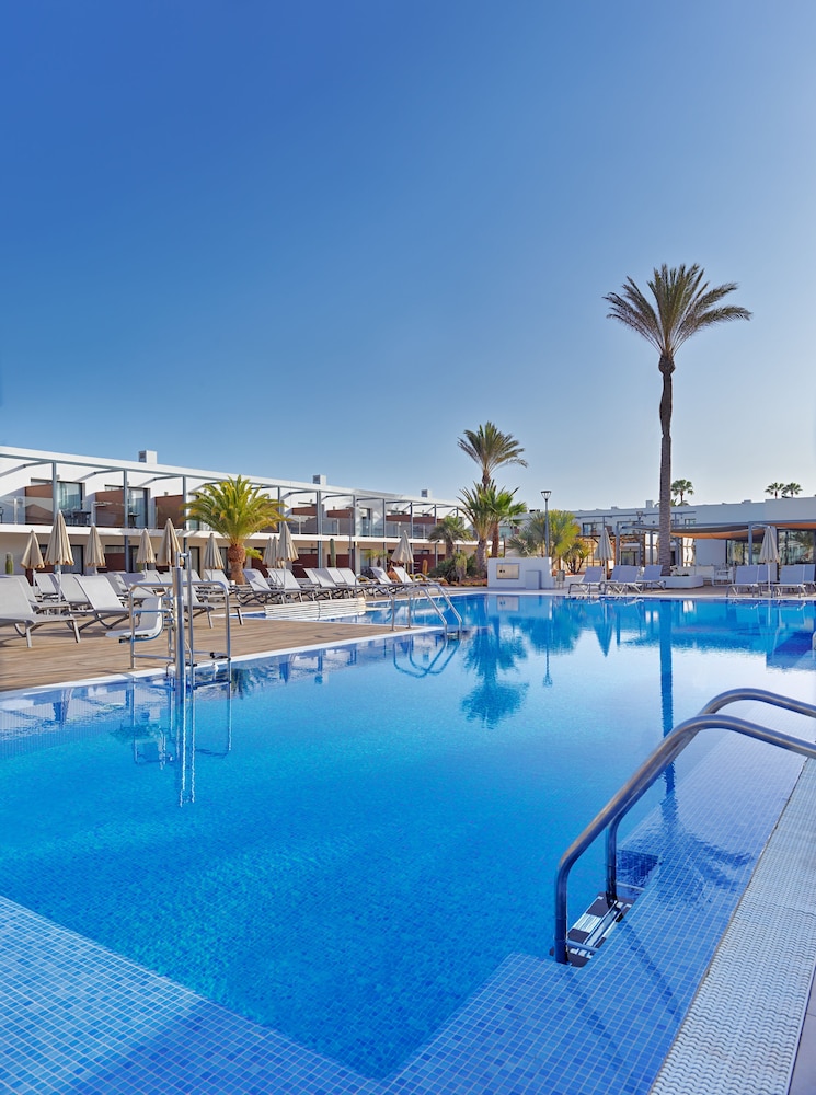 H10 Ocean Dreams Boutique Hotel - Adults Only — Swimming pool in Corralejo, Canary Islands