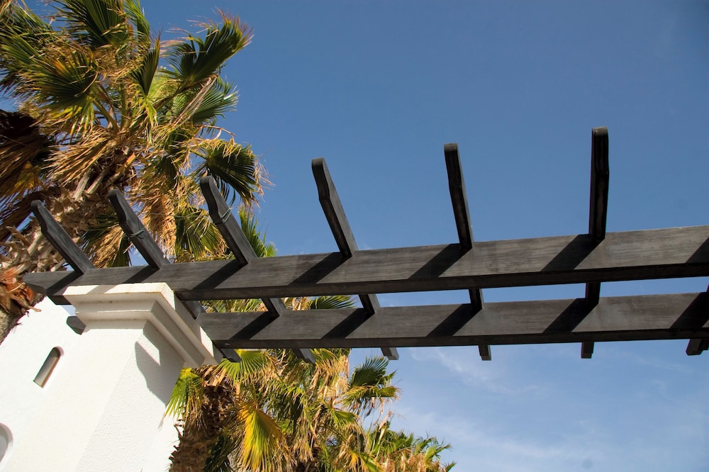 Aparthotel Esquinzo Y Monte Del Mar — Hotel building in Esquinzo, Canary Islands
