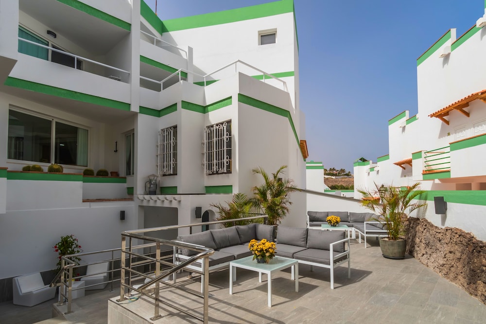 Aparthotel Esquinzo Y Monte Del Mar — Hotel building in Esquinzo, Canary Islands