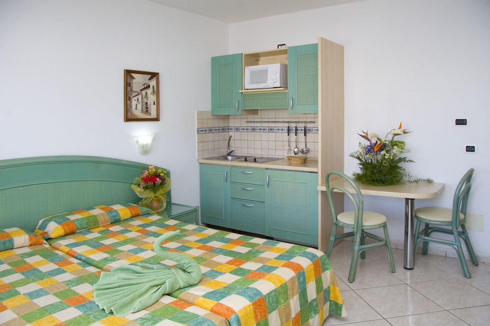 Aparthotel Esquinzo Y Monte Del Mar — Hotel rooms in Esquinzo, Canary Islands