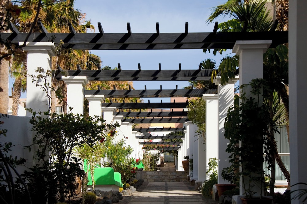 Aparthotel Esquinzo Y Monte Del Mar — Hotel building in Esquinzo, Canary Islands