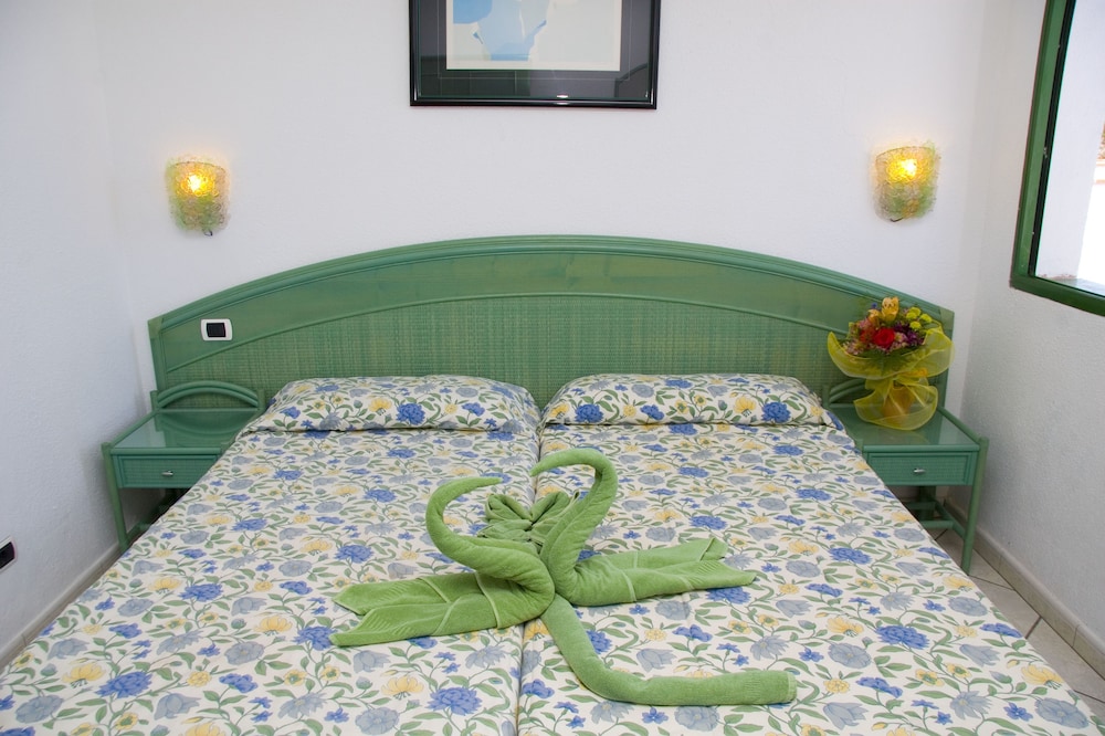 Aparthotel Esquinzo Y Monte Del Mar — Hotel rooms in Esquinzo, Canary Islands