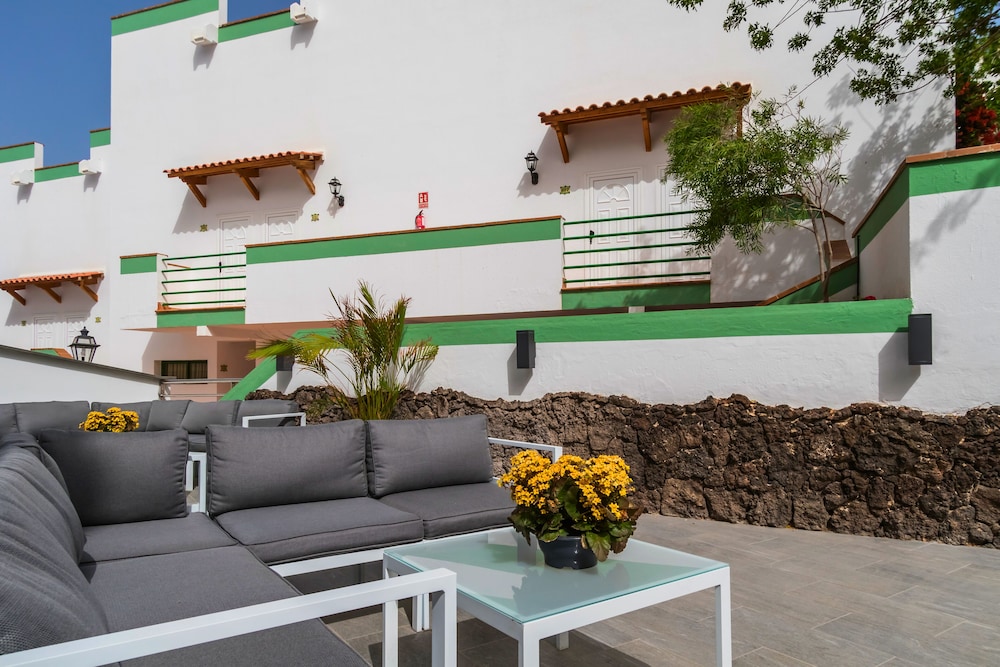 Aparthotel Esquinzo Y Monte Del Mar — Hotel building in Esquinzo, Canary Islands