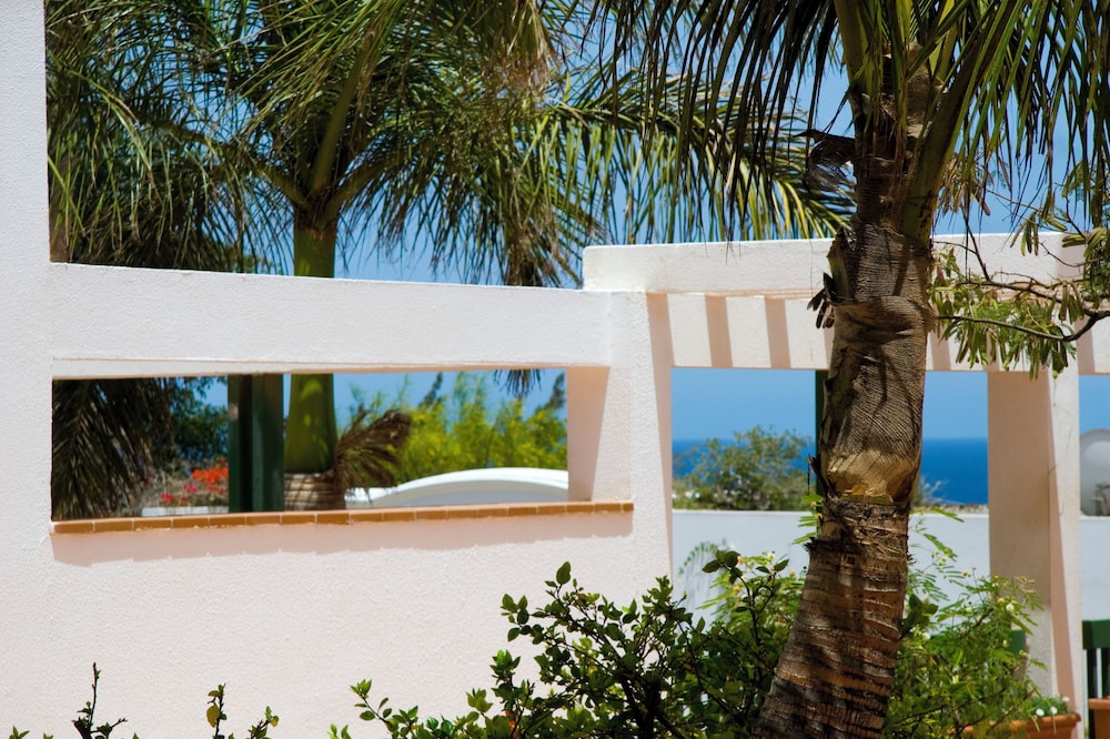 Aparthotel Esquinzo Y Monte Del Mar — Hotel building in Esquinzo, Canary Islands