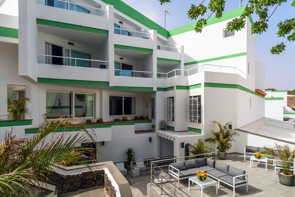 Aparthotel Esquinzo Y Monte Del Mar — Hotel building in Esquinzo, Canary Islands