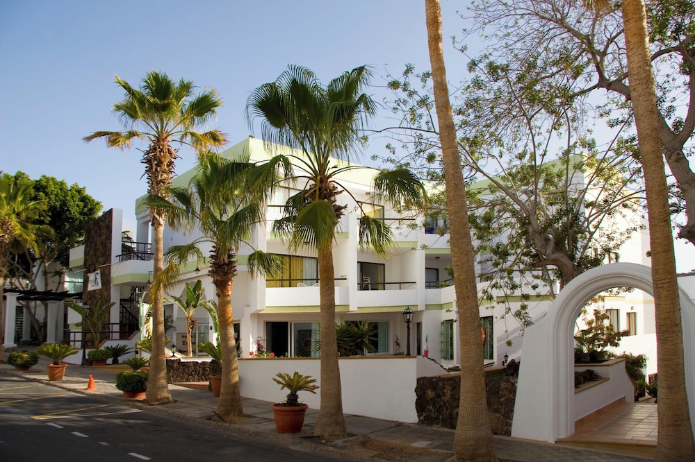 Aparthotel Esquinzo Y Monte Del Mar — Hotel building in Esquinzo, Canary Islands