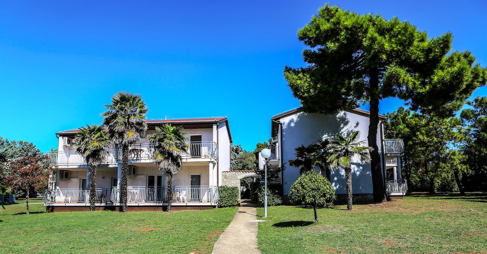 Ai Pini Medulin Resort — Hotel building in Medulin, Istria