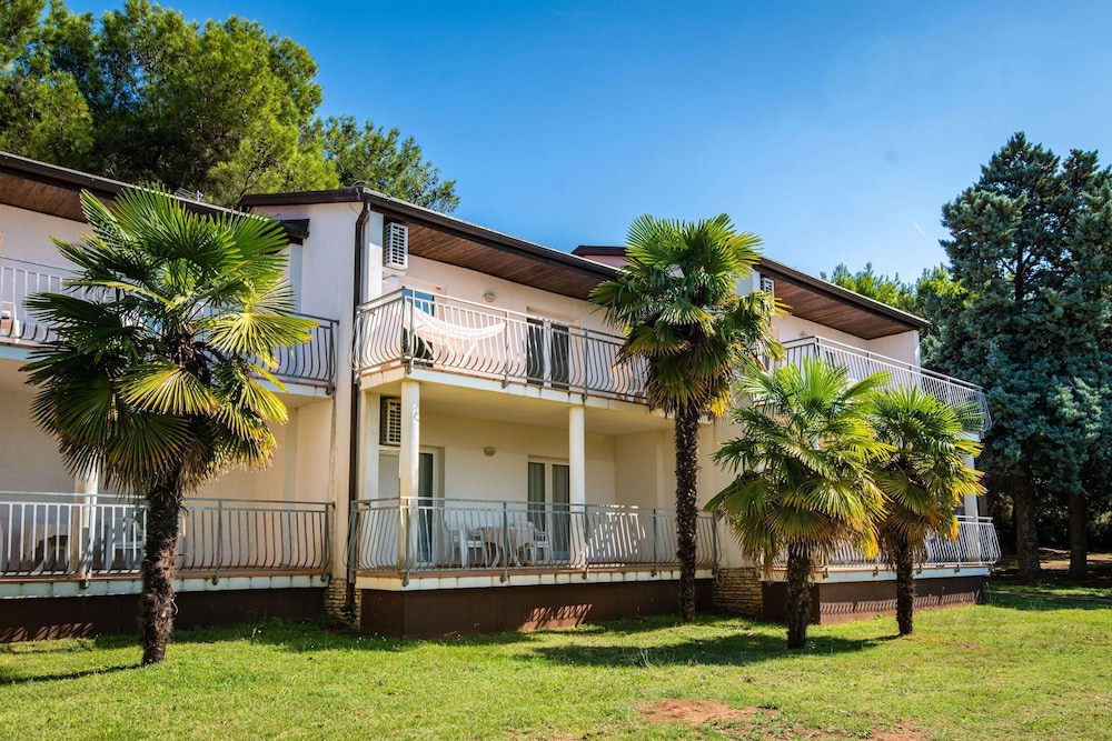 Ai Pini Medulin Resort — Hotel building in Medulin, Istria