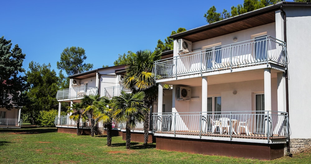 Ai Pini Medulin Resort — Hotel building in Medulin, Istria