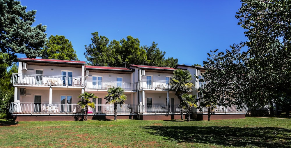 Ai Pini Medulin Resort — Hotel building in Medulin, Istria