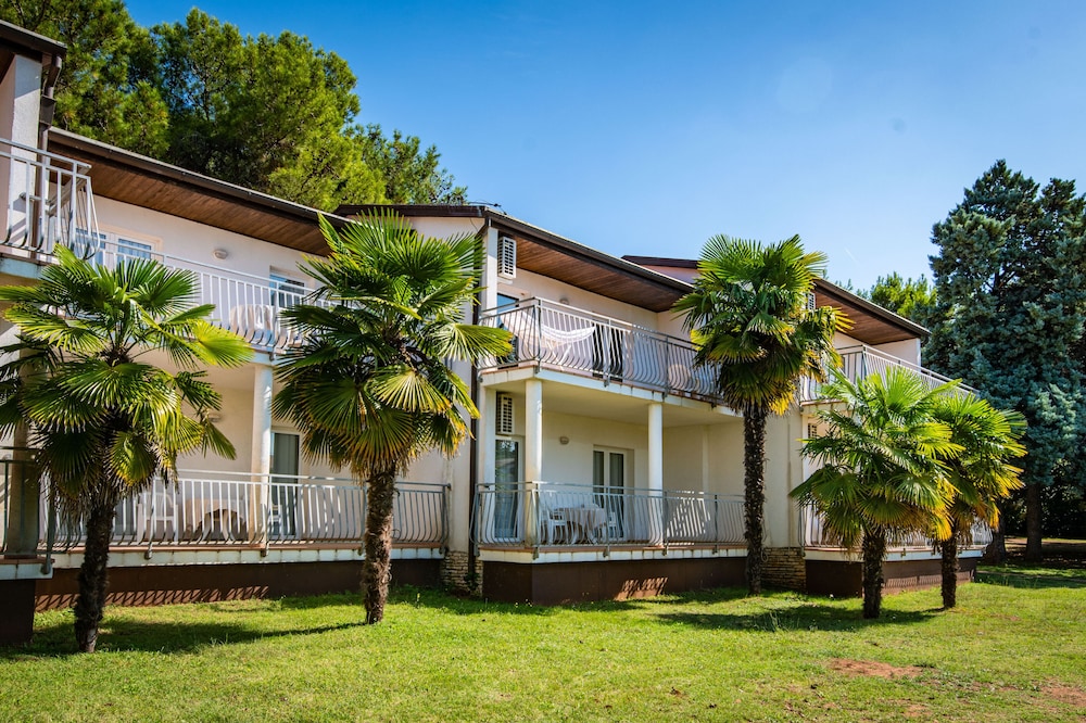 Ai Pini Medulin Resort — Hotel building in Medulin, Istria