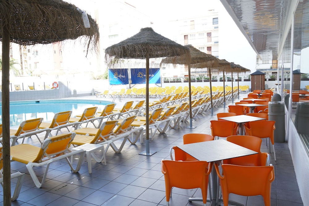 Ohtels Villa Dorada — Swimming pool in Salou, Catalonia