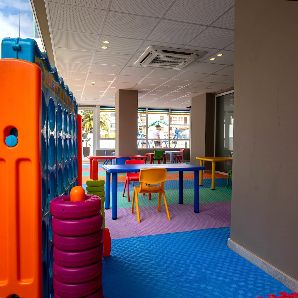 Ohtels Villa Dorada — Attractions for children in Salou, Catalonia