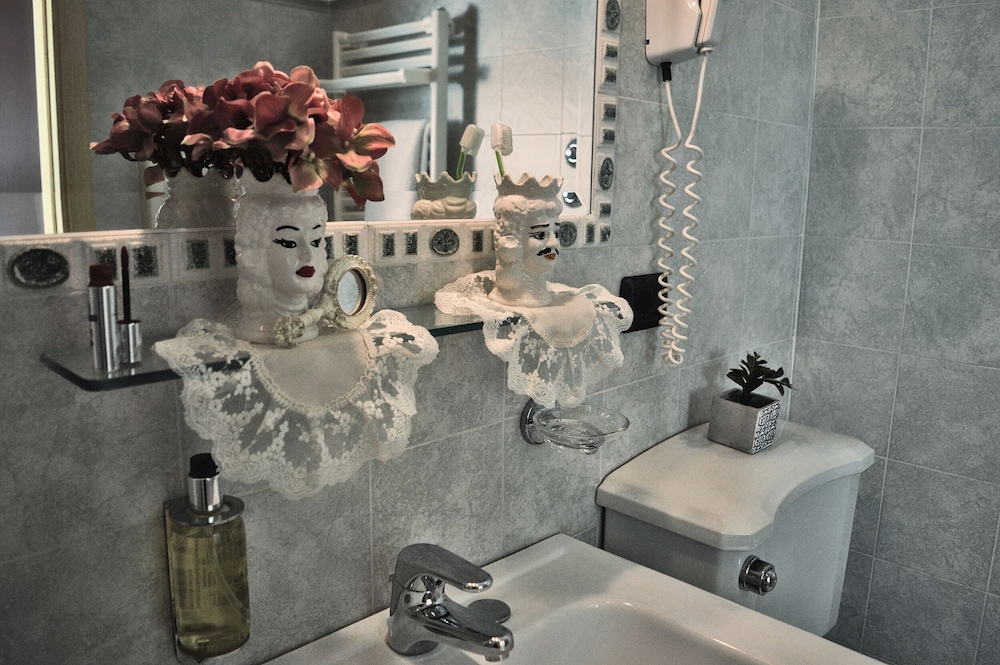 Hotel Victoria — Hotel rooms in Taormina, Sicily