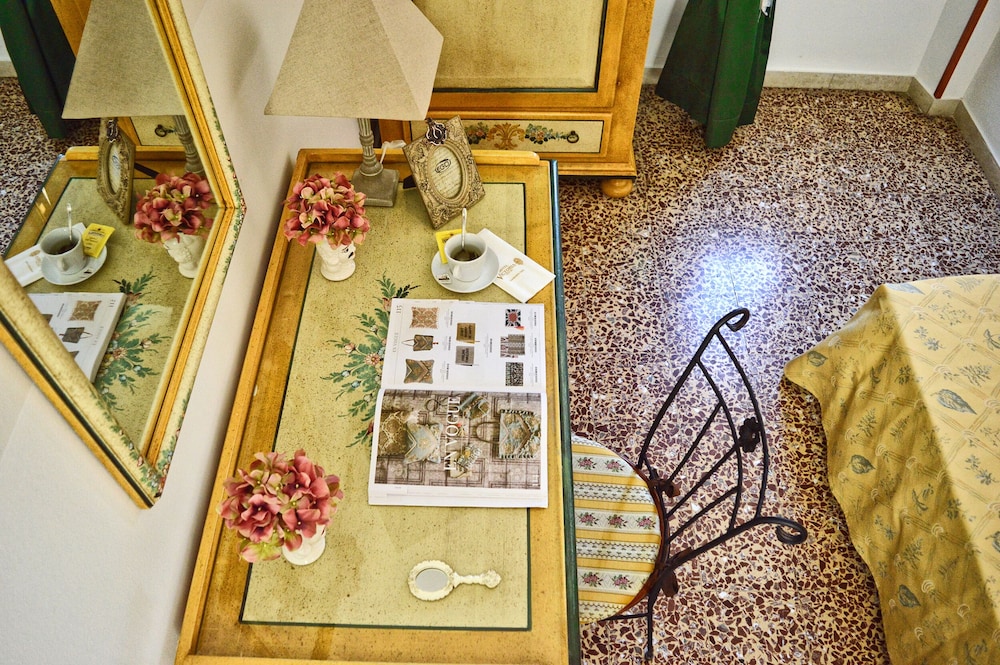 Hotel Victoria — Hotel rooms in Taormina, Sicily
