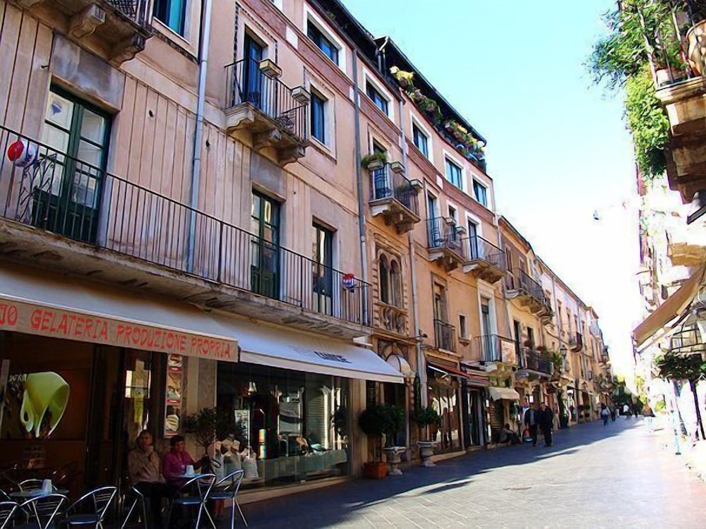 Hotel Victoria — Hotel building in Taormina, Sicily