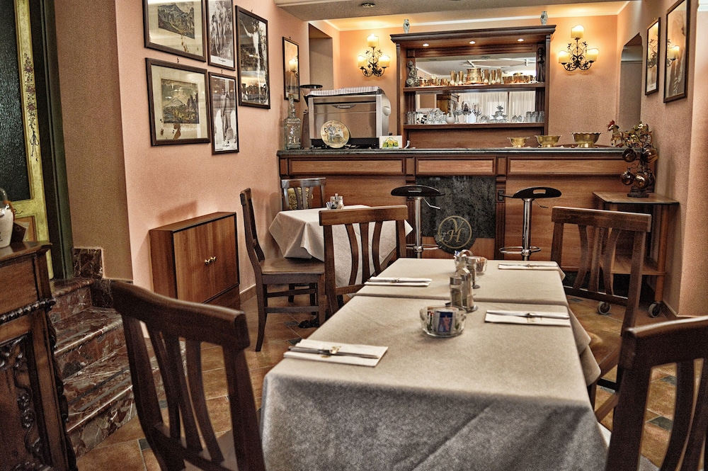 Hotel Victoria — Restaurant & bars in Taormina, Sicily