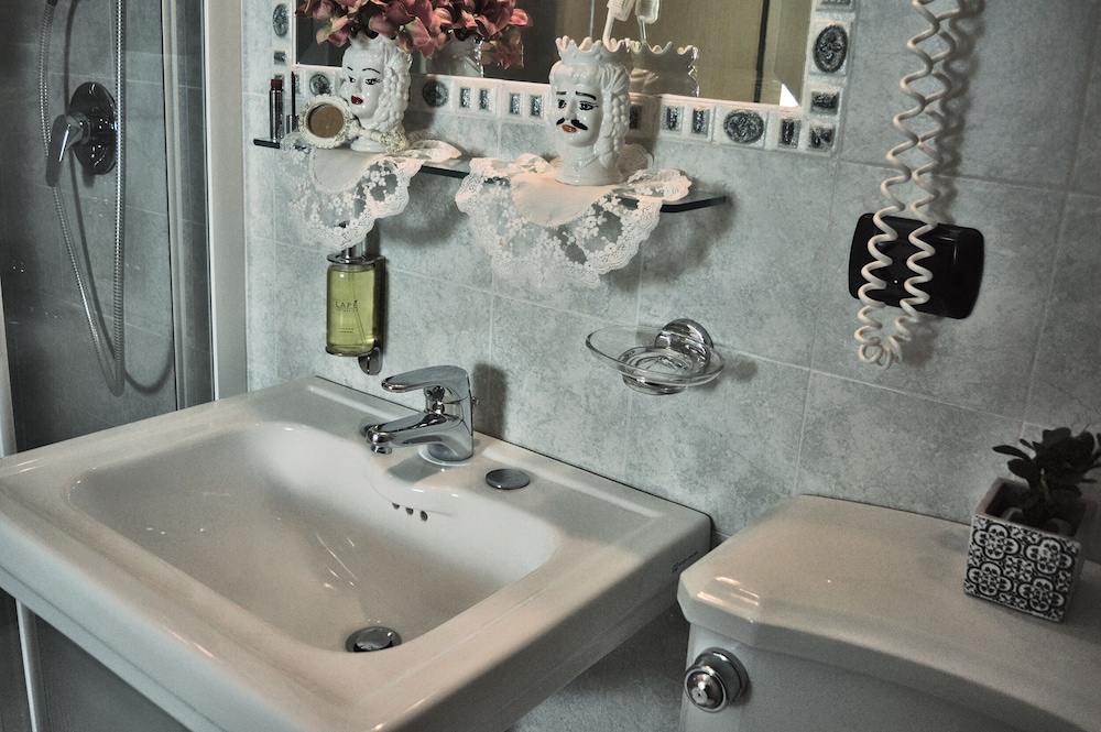 Hotel Victoria — Hotel rooms in Taormina, Sicily