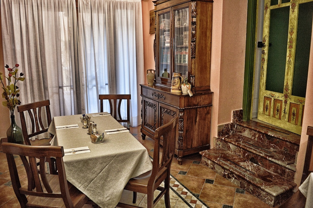Hotel Victoria — Hotel rooms in Taormina, Sicily