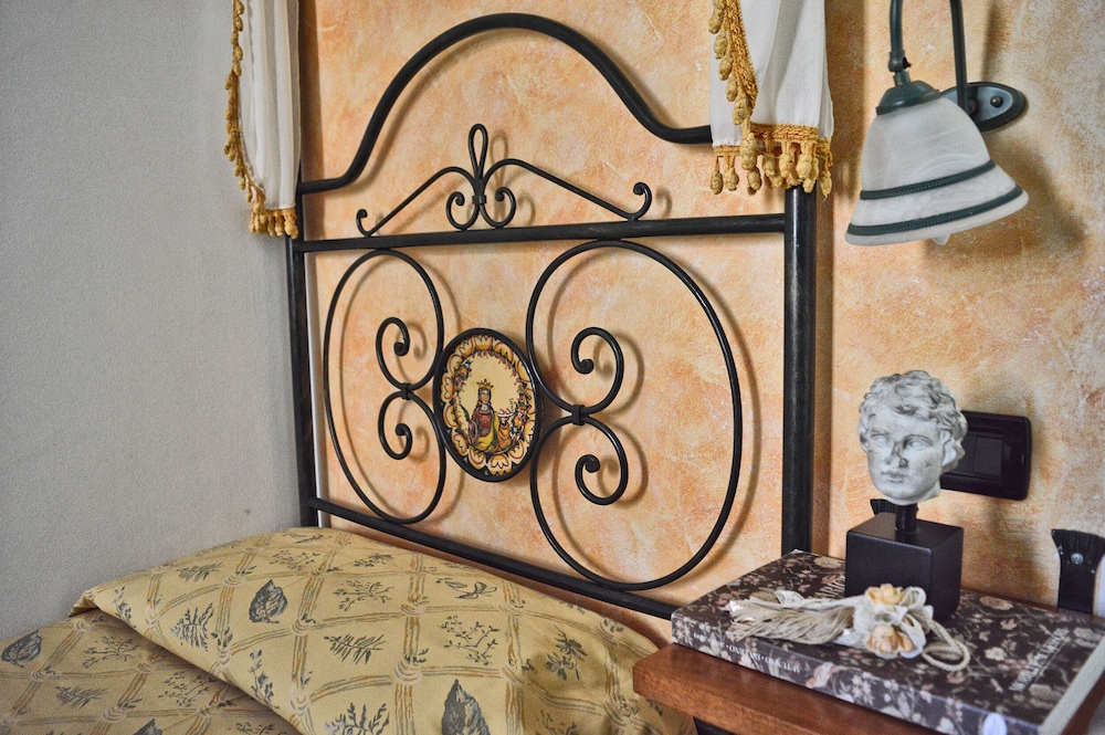 Hotel Victoria — Hotel rooms in Taormina, Sicily