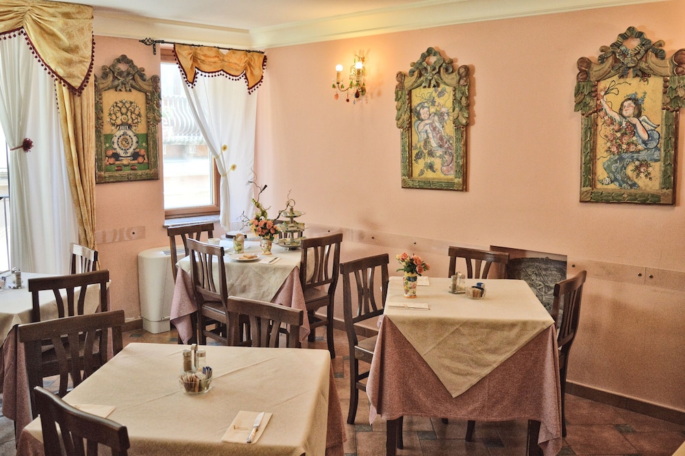 Hotel Victoria — Restaurant & bars in Taormina, Sicily