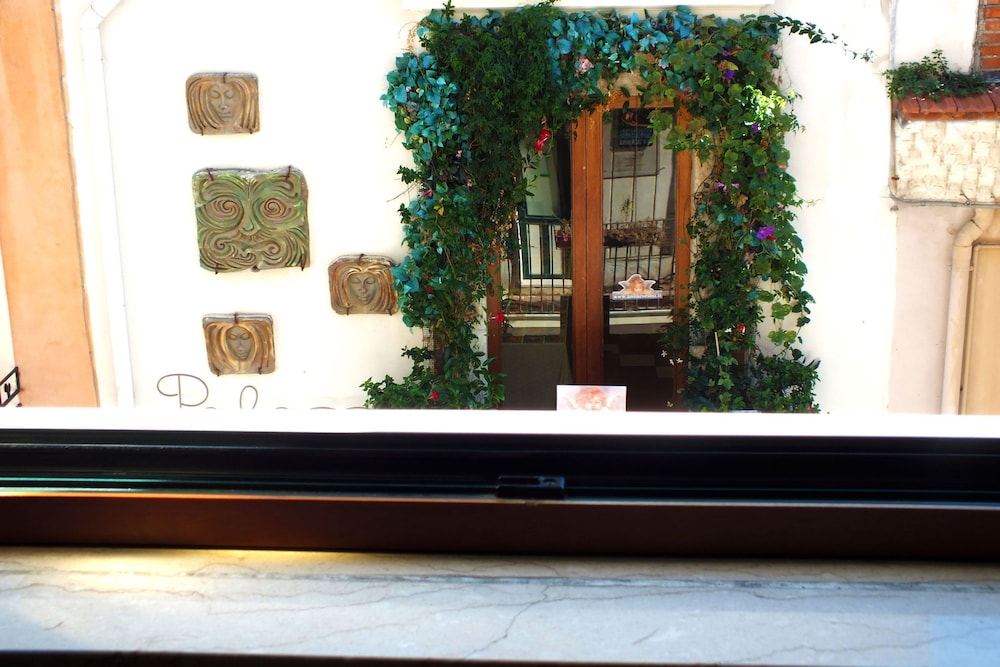 Hotel Victoria — Hotel rooms in Taormina, Sicily