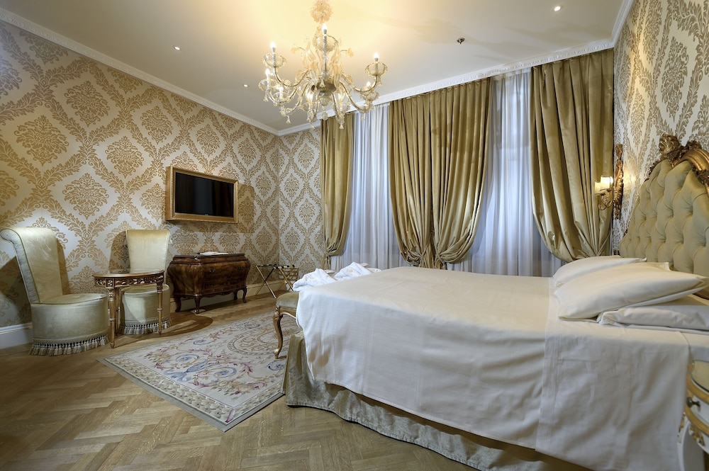 Hotel Ai Reali di Venezia — Hotel rooms in Venice, Veneto
