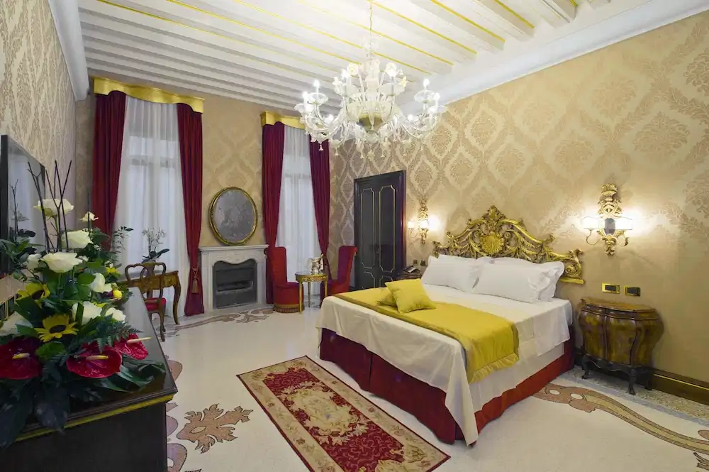 Hotel Ai Reali di Venezia — Hotel rooms in Venice, Veneto