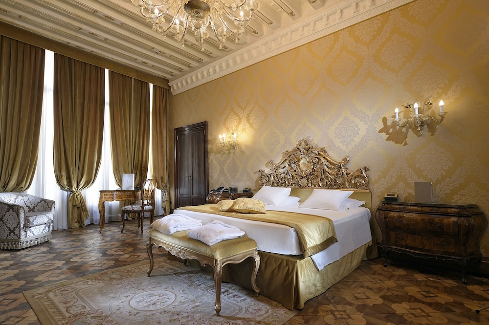 Hotel Ai Reali di Venezia — Hotel rooms in Venice, Veneto