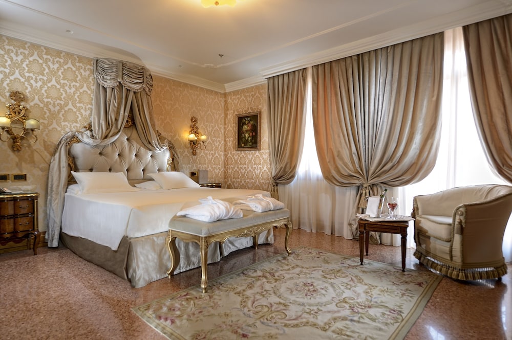 Hotel Ai Reali di Venezia — Hotel rooms in Venice, Veneto