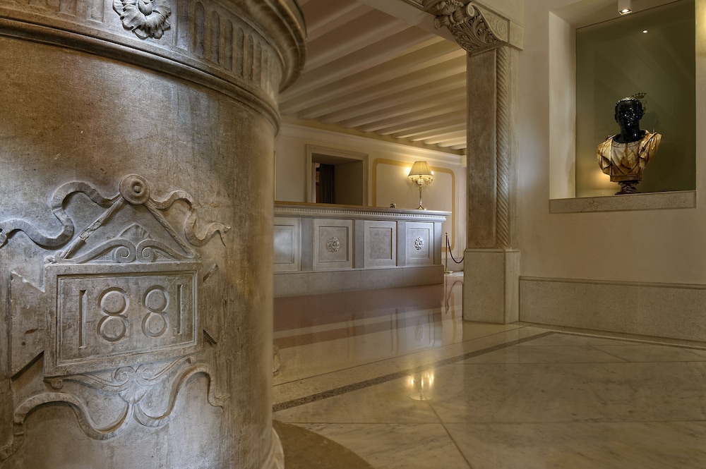 Hotel Ai Reali di Venezia — Hotel building in Venice, Veneto