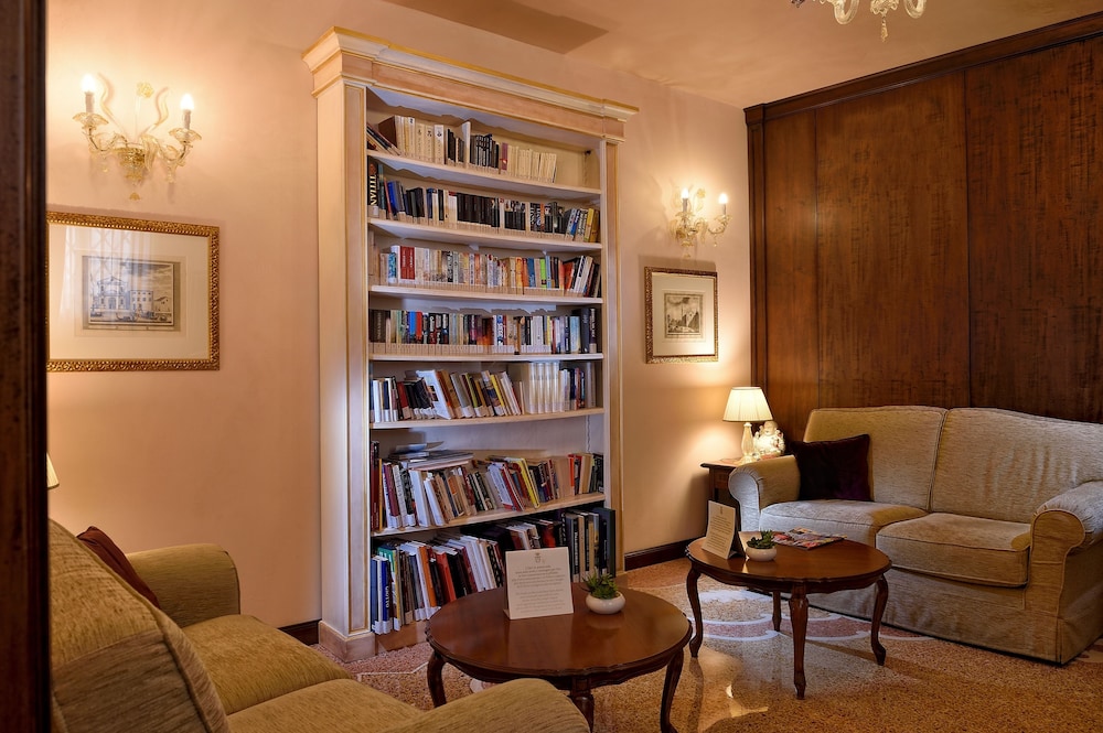 Hotel Ai Reali di Venezia — Hotel rooms in Venice, Veneto