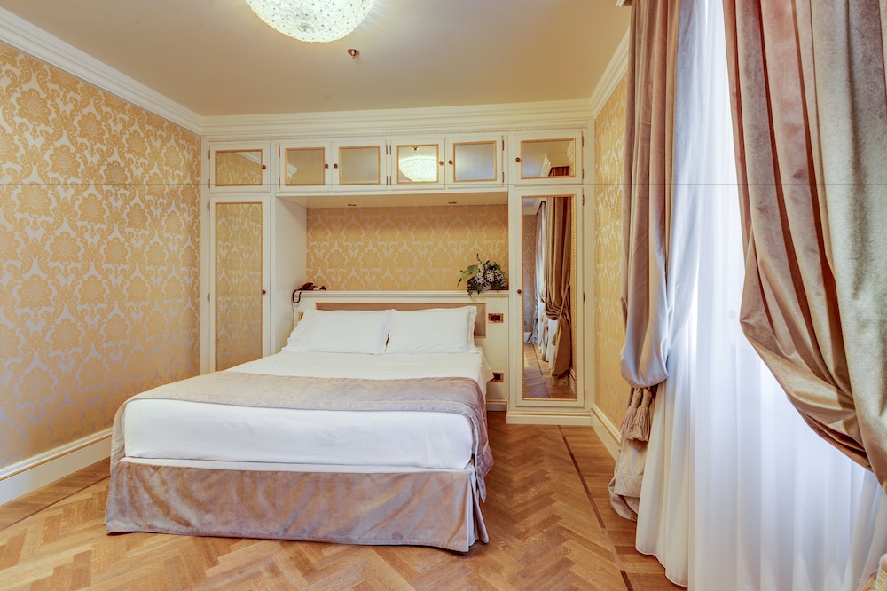 Hotel Ai Reali di Venezia — Hotel rooms in Venice, Veneto