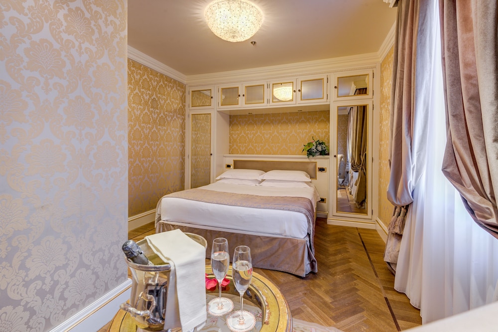 Hotel Ai Reali di Venezia — Hotel rooms in Venice, Veneto
