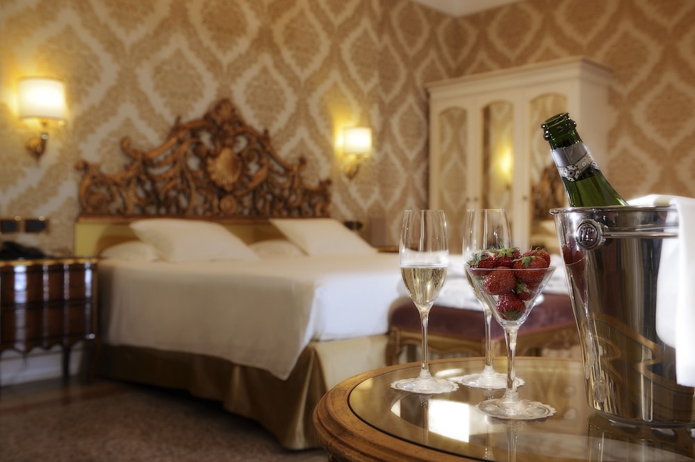 Hotel Ai Reali di Venezia — Hotel rooms in Venice, Veneto
