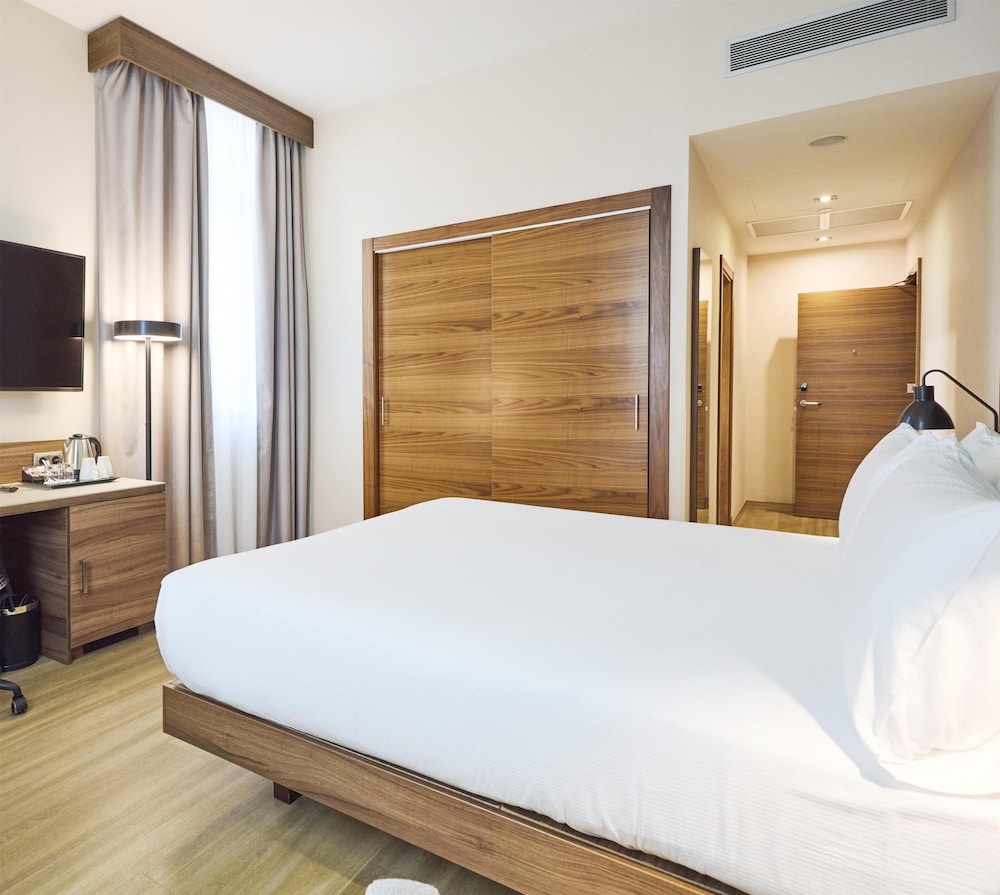 Hilton Garden Inn Sevilla — Hotel rooms in Seville, Andalusia