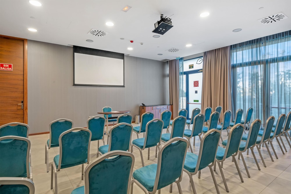 Hilton Garden Inn Sevilla — Hotel building in Seville, Andalusia