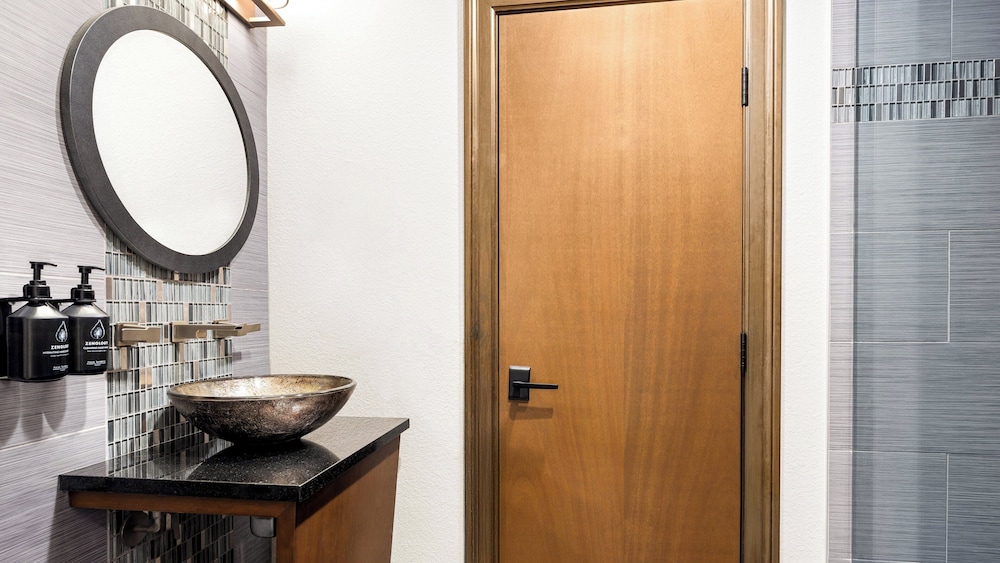 Holiday Inn Club Vacations at Desert Club Resort by IHG — Hotel rooms in Las Vegas, Nevada