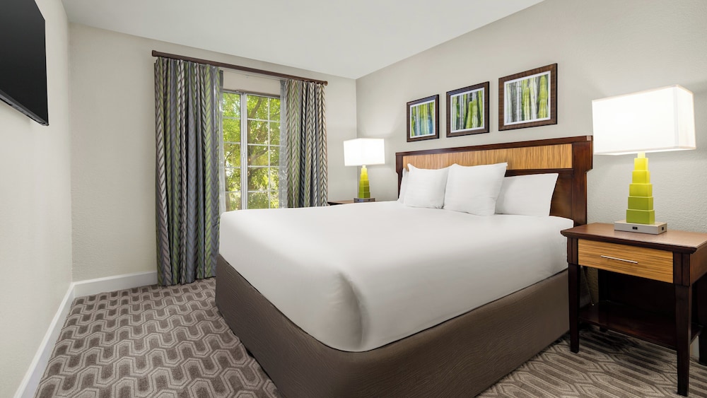 Holiday Inn Club Vacations at Desert Club Resort by IHG — Hotel rooms in Las Vegas, Nevada