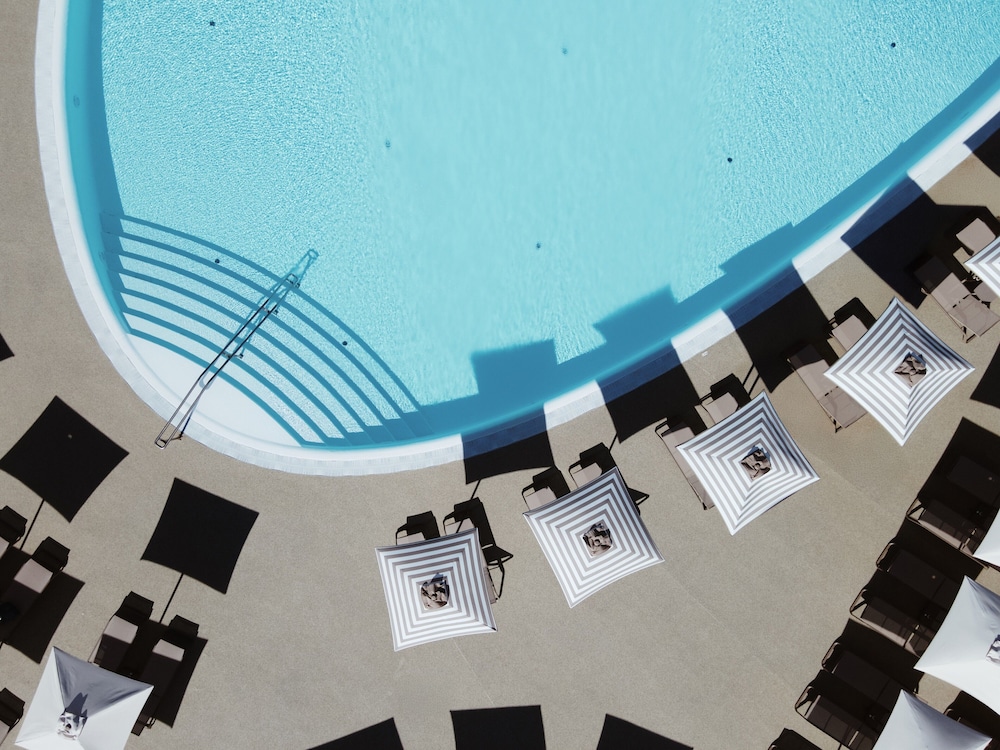 Wine & Books by the sea — Swimming pool in Albufeira, Faro