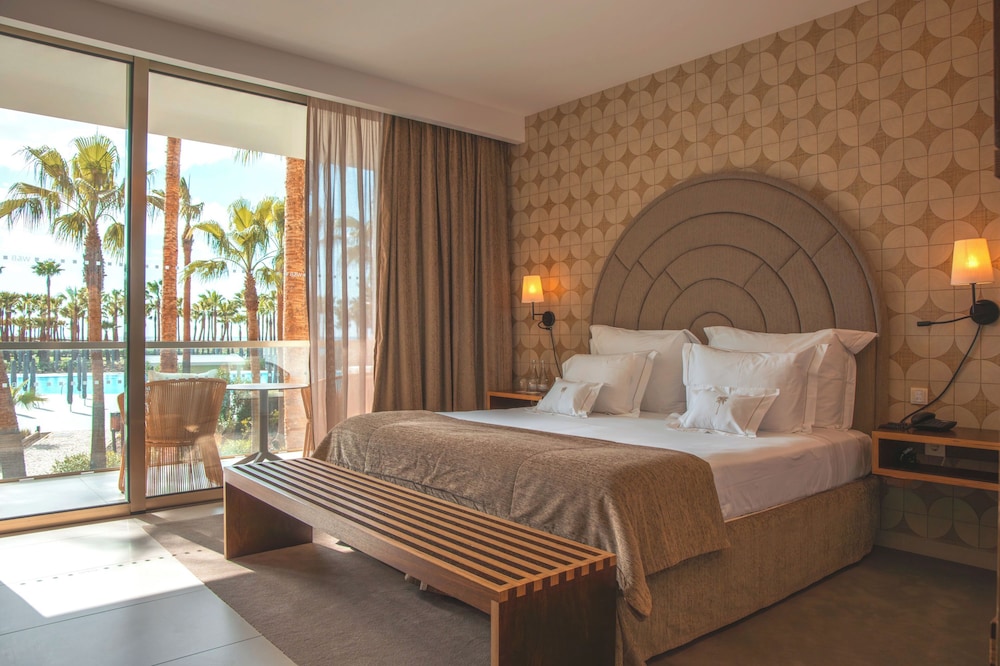 Wine & Books by the sea — Hotel rooms in Albufeira, Faro