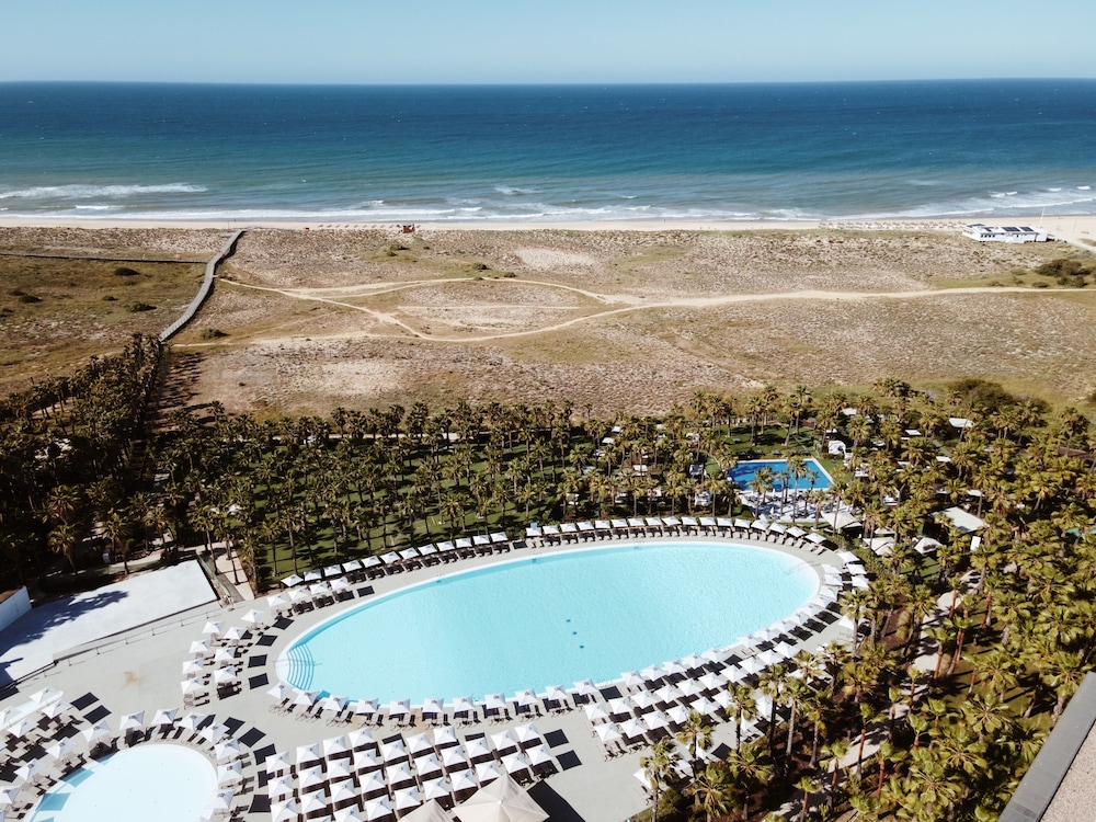 Wine & Books by the sea — Swimming pool in Albufeira, Faro