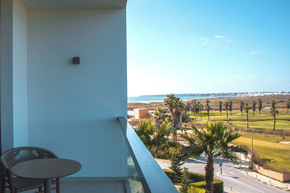 Wine & Books by the sea — Hotel rooms in Albufeira, Faro