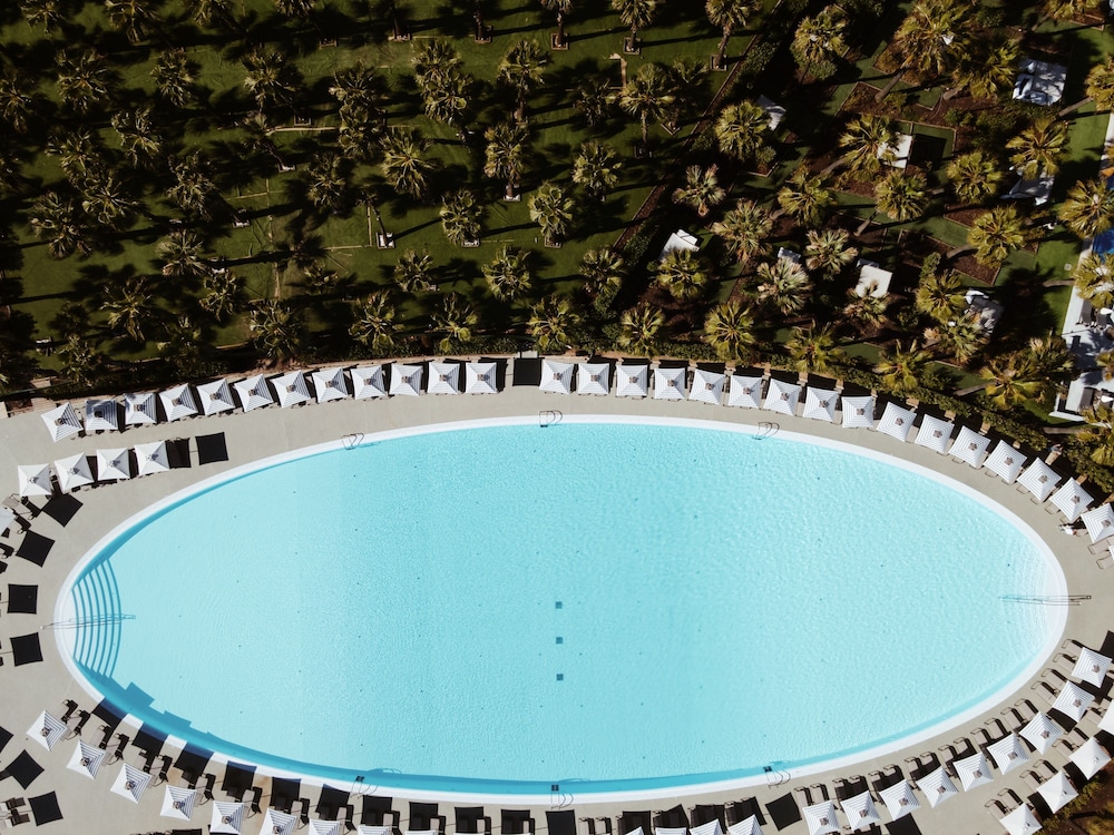 Wine & Books by the sea — Swimming pool in Albufeira, Faro
