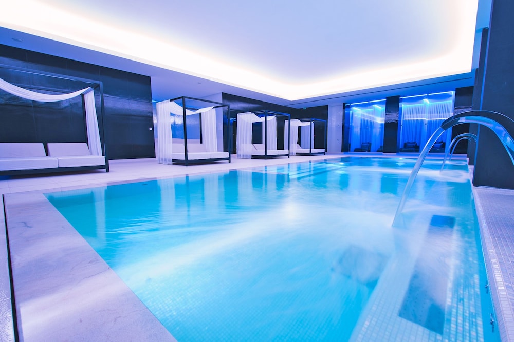 Wine & Books by the sea — Swimming pool in Albufeira, Faro